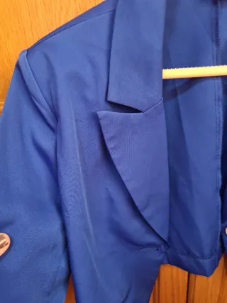 Blazer corto azul,  tiene hombreras