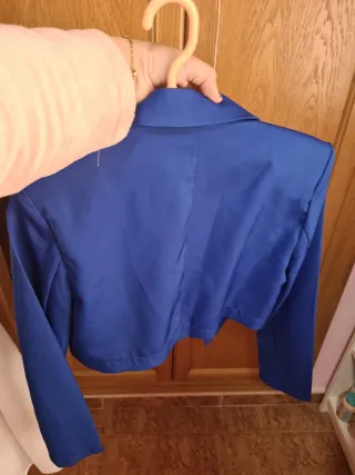 Blazer corto azul,  tiene hombreras