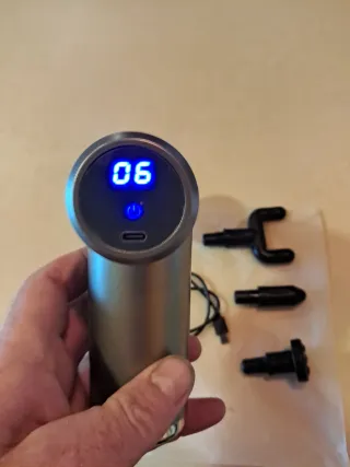 Pistola de masajes de viaje nueva.