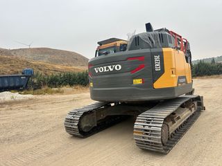 Excavadora Volvo ECR235E
