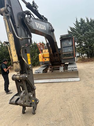 Excavadora Volvo ECR235E