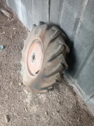 Rueda con cubierta de tractor NO ENVÍO Pascuali
