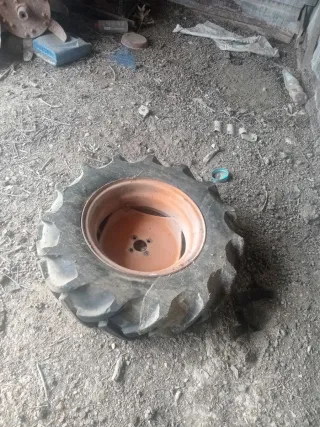 Rueda con cubierta de tractor NO ENVÍO Pascuali