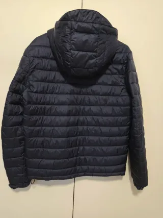 Chaqueta azul con capucha