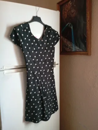 Vestido negro con lunares blancos