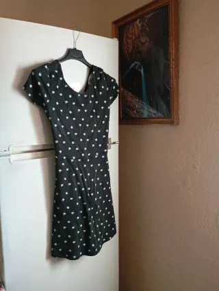 Vestido negro con lunares blancos