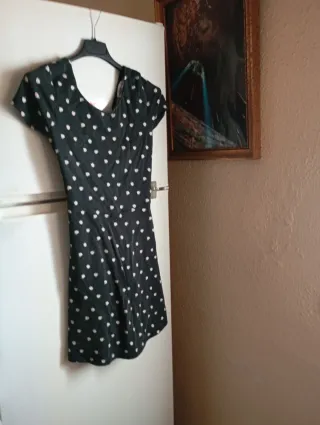 Vestido negro con lunares blancos