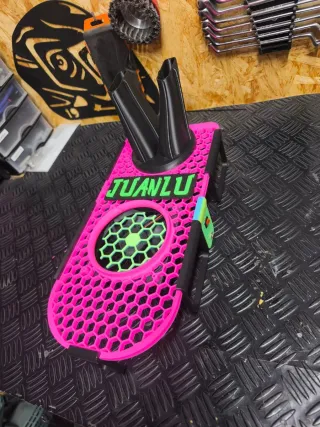 Soportes personalizados para guantes y cascos