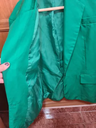Blazer verde tiene hombreras y forro
