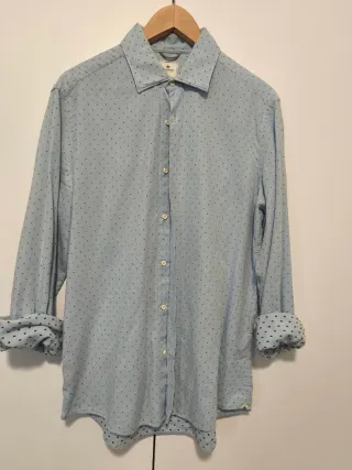 Camisa azul con puntos