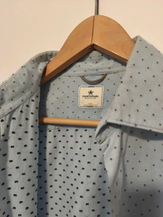 Camisa azul con puntos