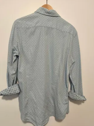 Camisa azul con puntos