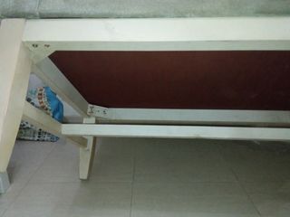 Sofá de tela beige y verde