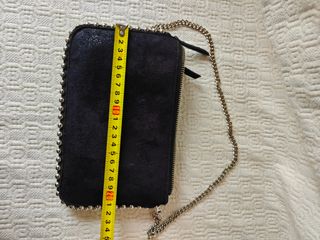 Bolso negro Zara bandolera tachuelas plateadas