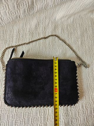 Bolso negro Zara bandolera tachuelas plateadas