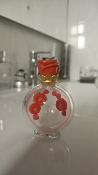 Botella de plástico con rosa roja