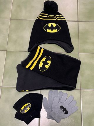 Gorro, bufanda y guantes Batman sin usar
