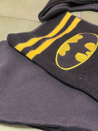 Gorro, bufanda y guantes Batman sin usar