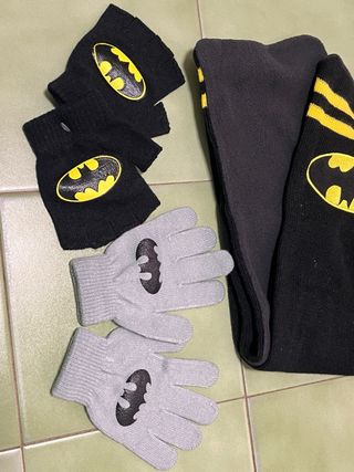 Gorro, bufanda y guantes Batman sin usar