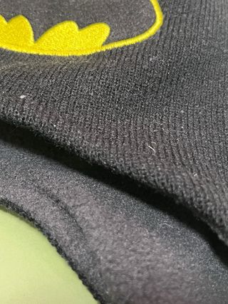 Gorro, bufanda y guantes Batman sin usar