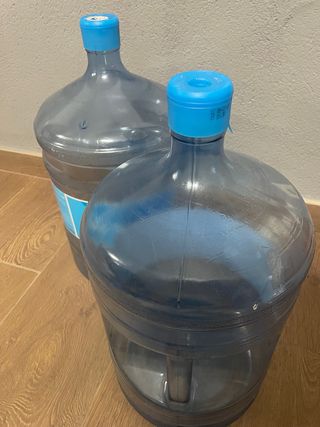 estantería y botellas de agua(6 unidades)