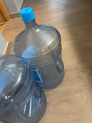 estantería y botellas de agua(6 unidades)