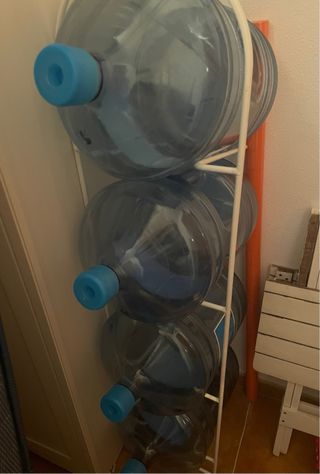estantería y botellas de agua(6 unidades)