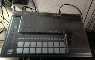 Roland MC-707 con Decksaver y funda