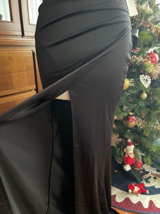 Abito lungo in raso nero scollo off the shoulder