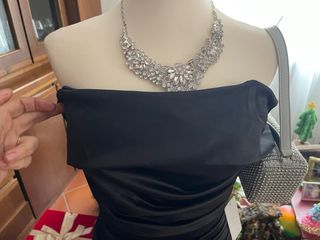 Abito lungo in raso nero scollo off the shoulder