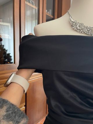 Abito lungo in raso nero scollo off the shoulder