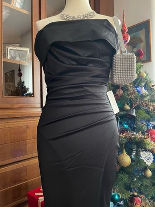 Abito lungo in raso nero scollo off the shoulder