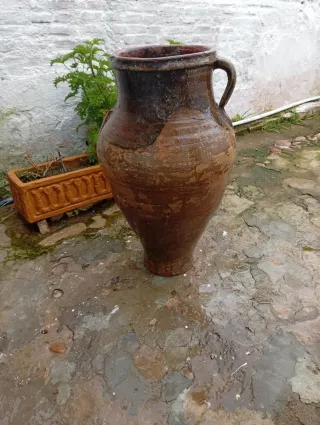 Tinaja antigua de barro