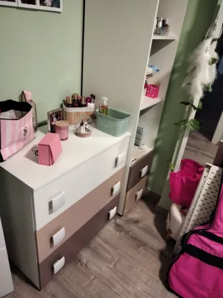 Cómoda de 3 cajones y estantería a juego