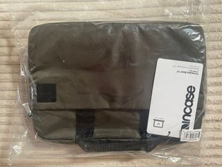 Funda Incase Compass Brief 13 Verde Militar