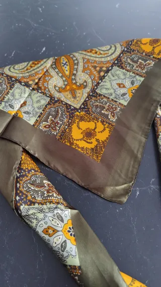 Pañuelo satén estampado floral