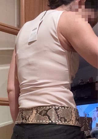 Top beige con abertura y fruncido