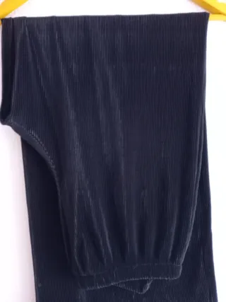 Pantalón largo negro plisado