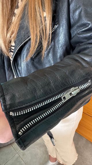 Chaqueta de piel con cremalleras