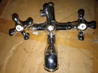 Miscelatore per vasca in metallo cromato e oro