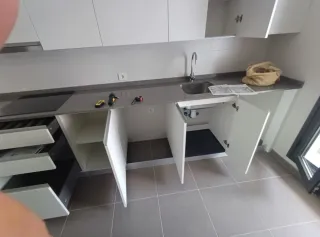 Muebles de cocina blancos y encimera gris