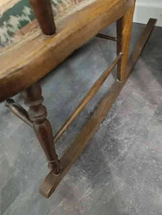 Dondola in legno con rivestimento