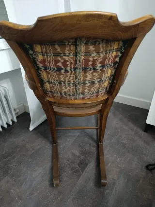 Dondola in legno con rivestimento