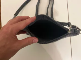 Bolso bandolera gris con pájaro