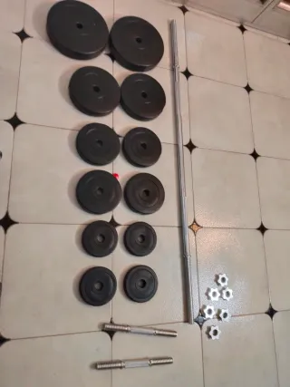 Barra larga y mancuernas con discos marca GORILLA.