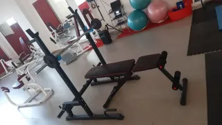 Banco de pesas con barra