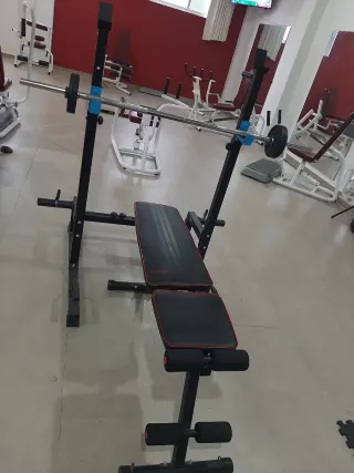 Banco de pesas con barra