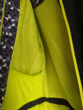 Traje de esquí con estampado geométrico