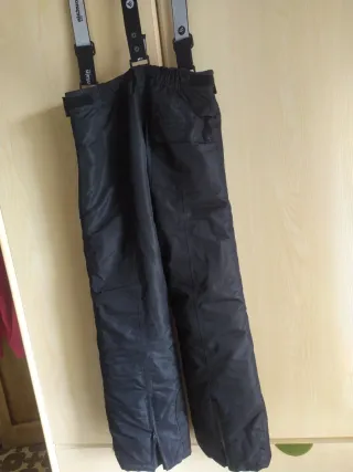 Traje de esquí con estampado geométrico