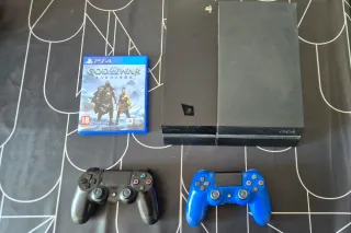 PS4 con 2 controller e God of War